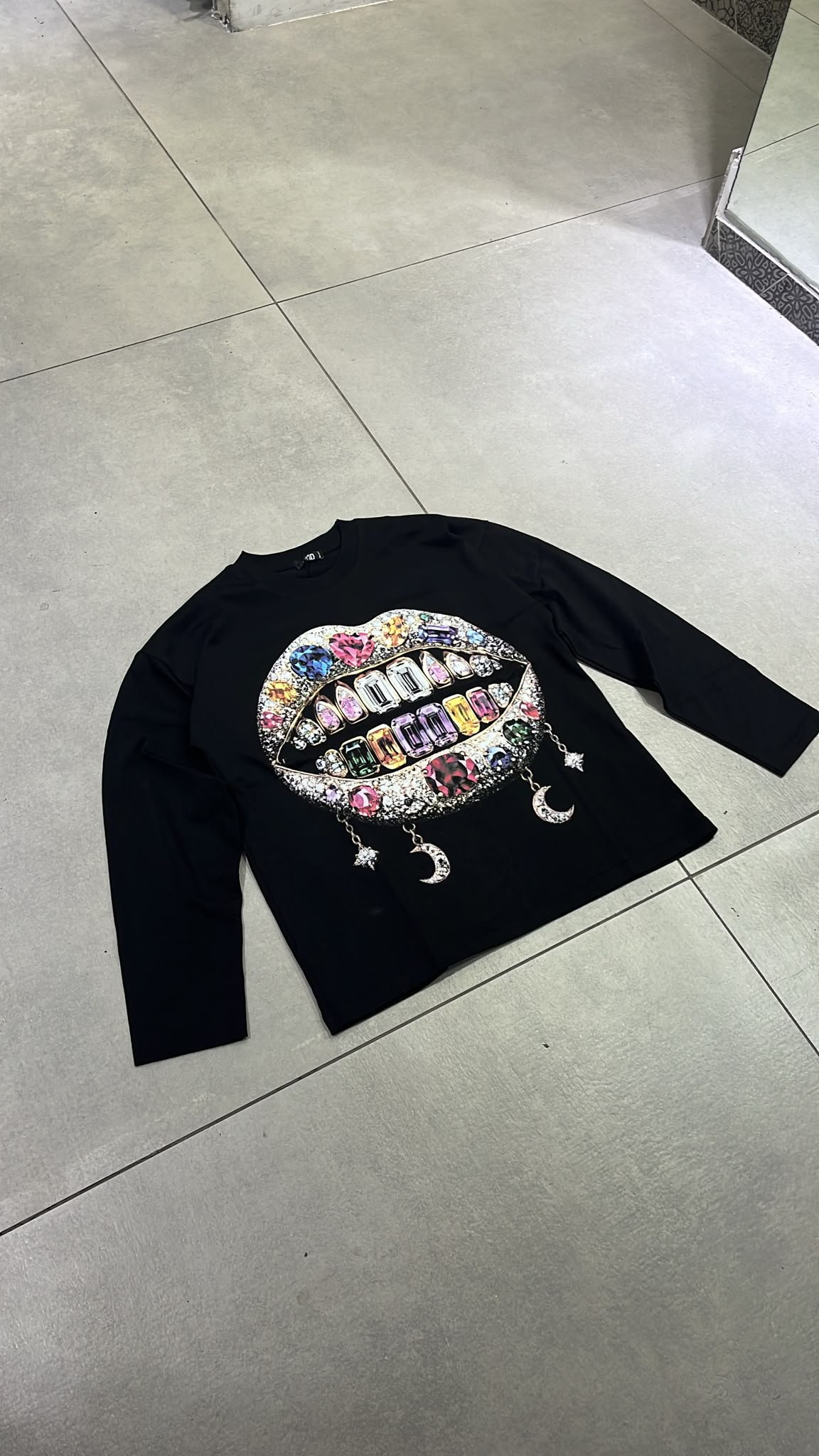 LONGSLEEVE LIPS JEWELA 4979